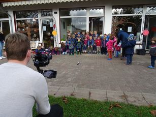 Die Kinder werden beim Singen gefilmt